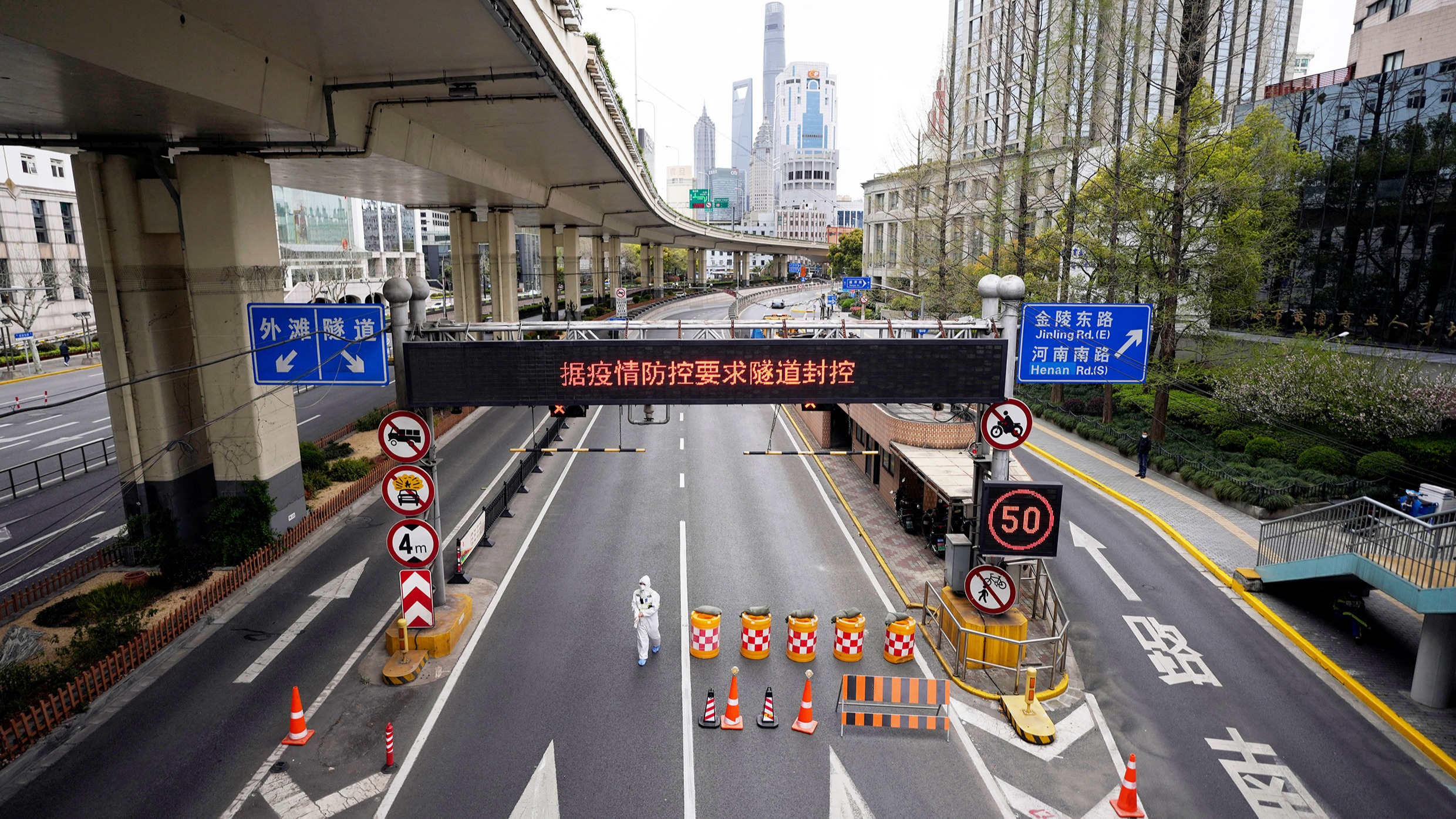 Empty streets in Shanghai after the confinement of Covid-19