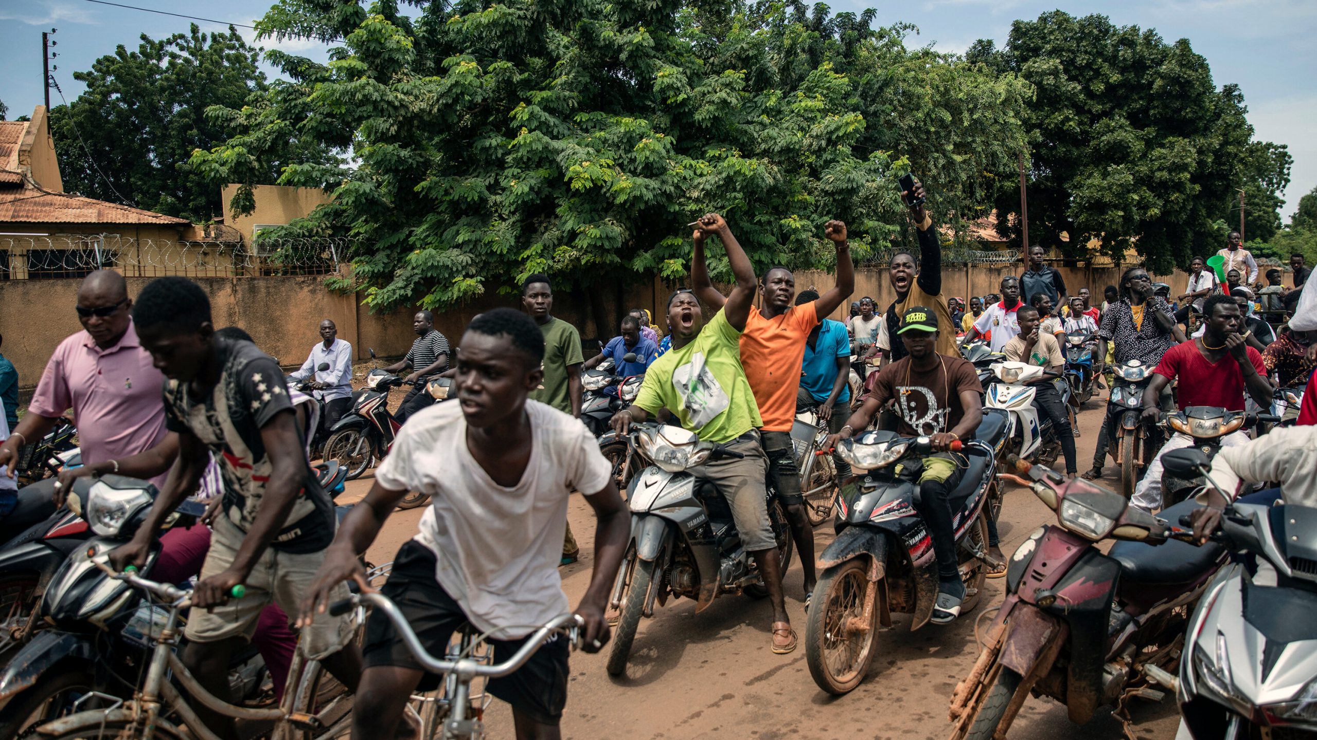 People revolting in Burkina Faso