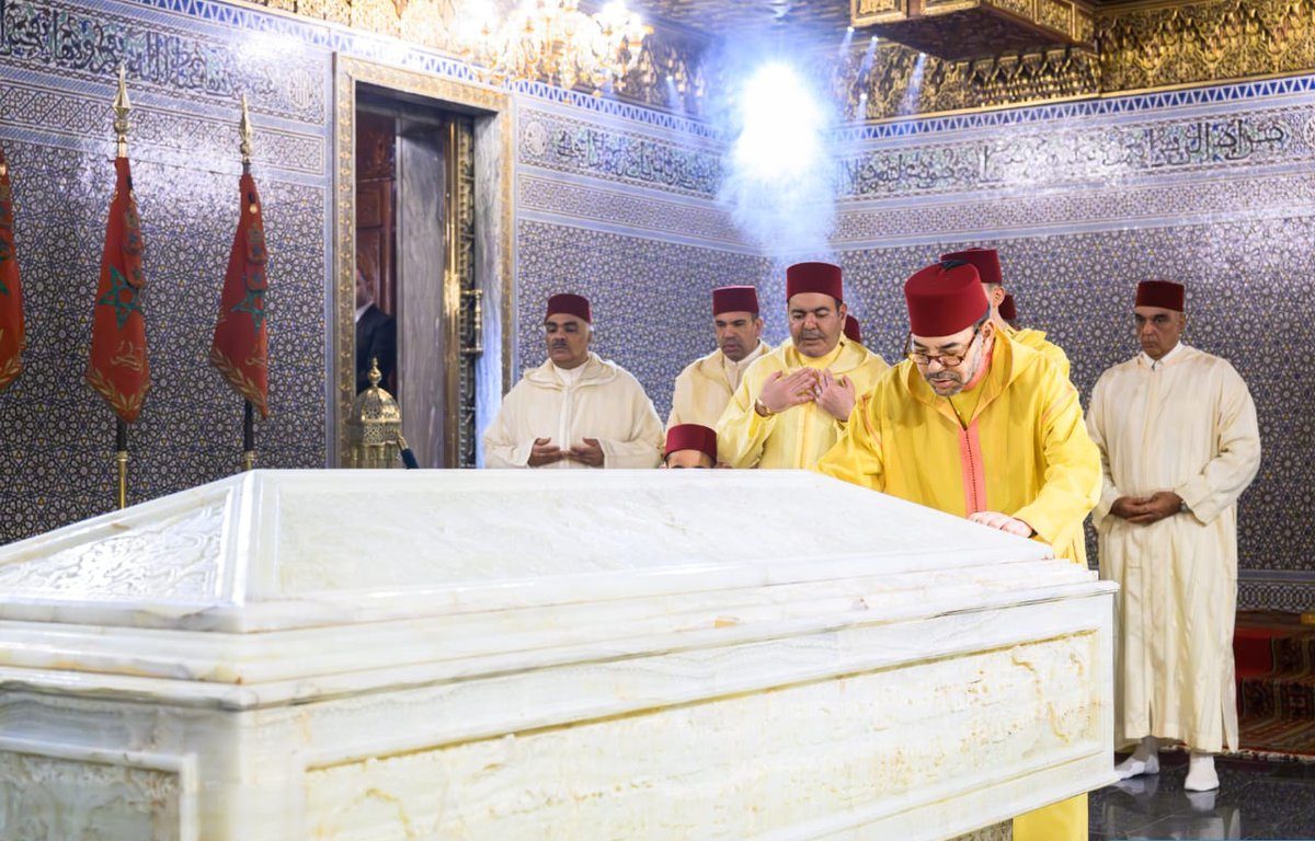 HM King Mohammed VI Visits Tomb of Late HM King Mohammed V