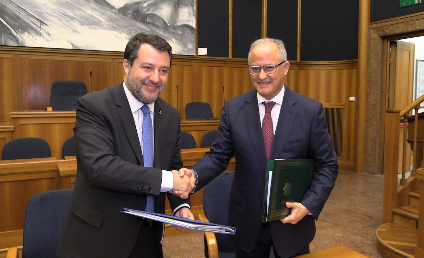 Morocco’s Ambassador to Italy, Youssef Balla, and the Vice-President of the Italian Council of Ministers, Minister of Infrastructure and Transport, Matteo Salvini.